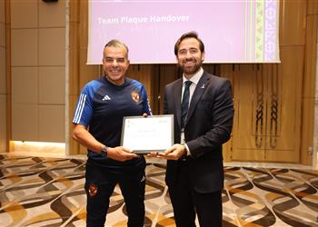 وفد فيفا ي سلم خالد مرتجي شهادة توثيق مشاركة الأهلي التاسعة في كأس العالم للأندية