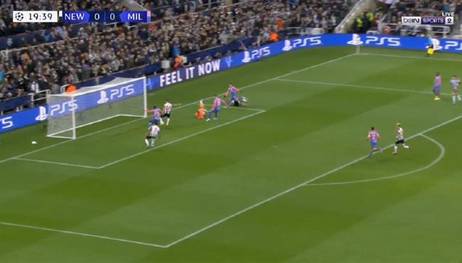 فرصة خطيرة من نيوكاسل علي مرمي ميلان بدوري ابطال اوروبا