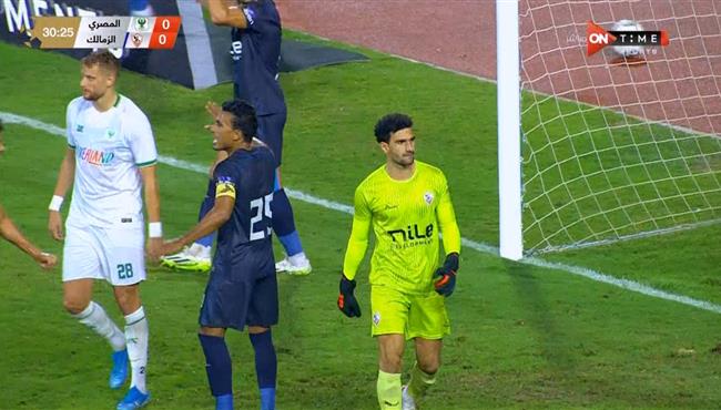 محمد عواد يتصدي لركلة جزاء الياس الجلاصي في مباراة الزمالك والمصري
