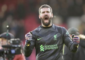 أليسون يحذر ليفربول قبل مواجهة مانشستر يونايتد علينا تقليل التفكير في لقب الدوري الإنجليزي