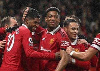 لاعب مانشستر يونايتد يقترب من مزاملة عمر مرموش في فرانكفورت