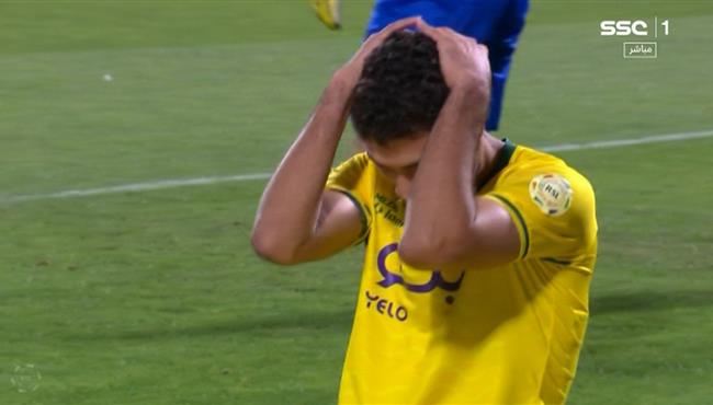 محمد شريف يهدر فرصة هدف محقق امام الرياض بالدوري السعودي