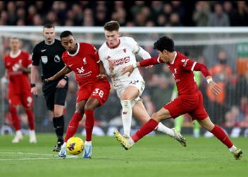 فيديو إصابة لاعب ليفربول ومغادرته مباراة مانشستر يونايتد في الدوري الإنجليزي