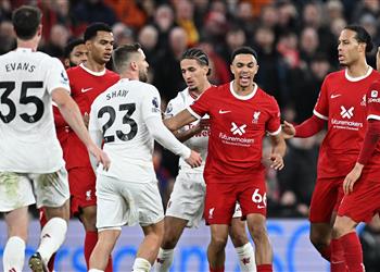 محادثة في النفق فان دايك يلوم لاعب مانشستر يونايتد بعد تعادل ليفربول