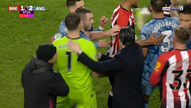 مشاده قوية بين الاعبين في مباراة استون فيلا وبرينتفورد بالدوري الانجليزي