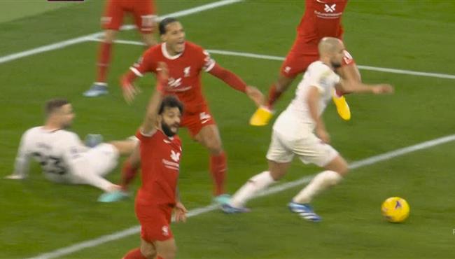 محمد صلاح ولاعبو ليفربول يطالبون بركله جزاء في الوقت القاتل امام مانشستر يونايتد