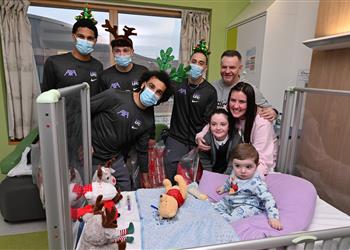 بمناسبة الكريسماس محمد صلاح يوزع الهدايا على أطفال إنجلترا