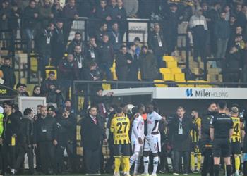 فيديو فوضى جديدة في الدوري التركي انسحاب إسطنبول أمام طرابزون اعتراض ا على قرار تحكيمي