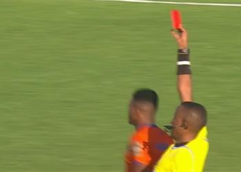 فيديو طرد لاعب نواذيبو في مباراة بيراميدز