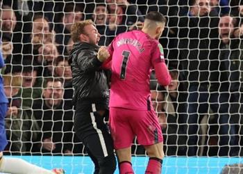 تشيلسي يتخذ قرار ا بشأن واقعة هجوم المشجع على حارس نيوكاسل