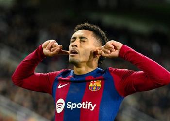 ماركا رافينيا يستفز جماهير برشلونة باحتفاله بهدفه أمام ألميريا