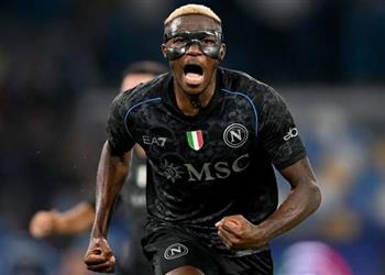 رئيس نابولي يعلن مستجدات حول مستقبل فيكتور أوسيمين مع الفريق