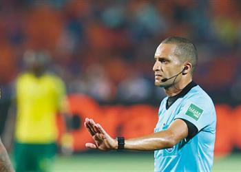 كاف يختار 7 حكام مغاربة لكأس الأمم الإفريقية غياب رضوان جيد عن إدارة المباريات