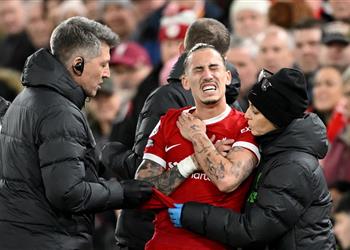 فيديو تسيميكاس يتسبب في سقوط كلوب ويغادر مباراة ليفربول وآرسنال مصاب ا