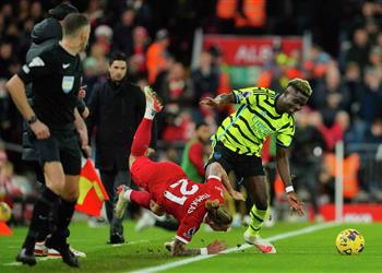 نقل تسيميكاس إلى المستشفى بعد إصابته في مباراة ليفربول وآرسنال