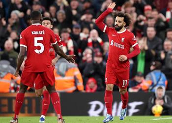 فيديو محمد صلاح ينفعل على الحكم ويحصل على بطاقة صفراء في مباراة ليفربول وآرسنال