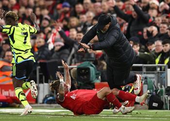 كلوب يعلن خبر ا صادم ا بشأن إصابة تسيميكاس في مباراة ليفربول وآرسنال