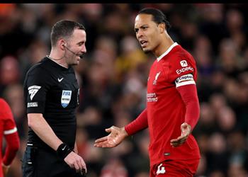 فيديو فان دايك يسب حكم مباراة ليفربول وآرسنال وعقوبة محتملة
