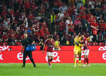 فيديو ياسر إبراهيم يغادر مباراة الأهلي وسيراميكا كليوباترا مصاب ا