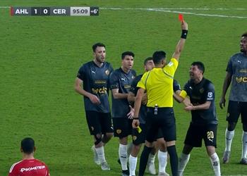 فيديو محمد إبراهيم يتلقى بطاقة حمراء في مباراة الأهلي وسيراميكا كليوباترا