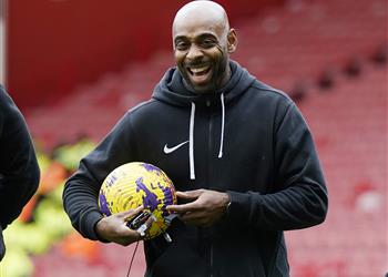 بسبب بشرته حكم مباراة شيفيلد ولوتون تاون يدخل تاريخ الدوري الإنجليزي