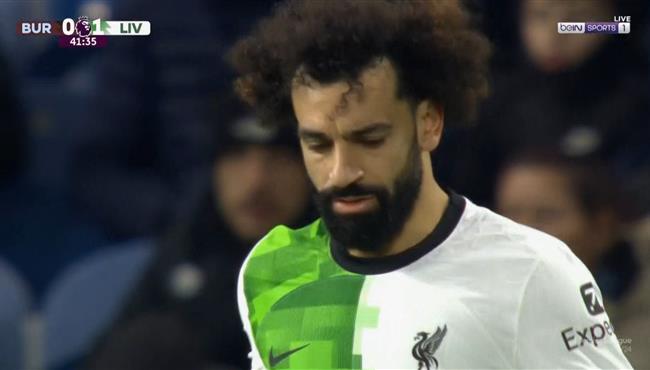 محمد صلاح يهدر فرصه هدف في مباراة ليفربول وبيرنلي