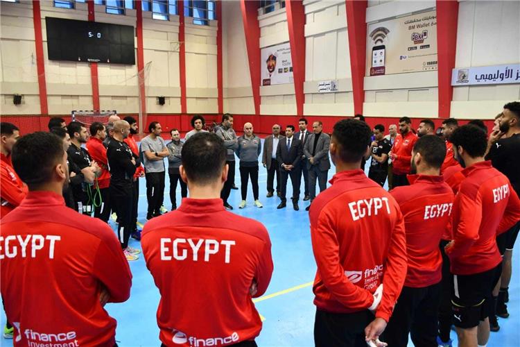 أشرف صبحي يجتمع بـ لاعبي منتخب مصر لكرة اليد