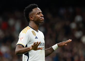 ماركا توضح موقف فينيسيوس من المشاركة مع ريال مدريد في السوبر الإسباني