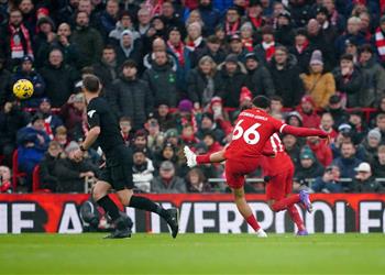 الدوري الإنجليزي ي فسر سبب عدم احتساب هدف ليفربول الأول أمام فولهام لصالح أرنولد