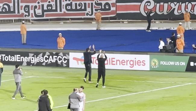 احتفال لاعبي الزمالك مع الجماهير عقب فوزهم برباعية والجماهير تحيي رضا هيكل نجم الطائرة