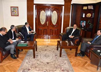 صور أشرف صبحي يلتقي رئيس اتحاد اليد لبحث استعدادات تنظيم كأس أمم إفريقيا