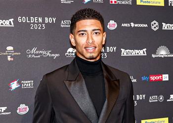 بيلينجهام خلال تسلمه جائزة الفتى الذهبي لا أعتقد أنني أفضل لاعب في العالم