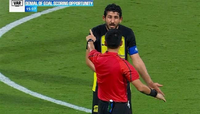 لقطة احمد حجازي مع الحكم في مباراة الاتحاد وسباهان اصفهان بدوري ابطال اسيا