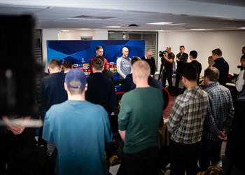 دعم ا لـ تين هاج مانشستر يونايتد يمنع بعض وسائل الإعلام من حضور مؤتمر مباراة تشيلسي