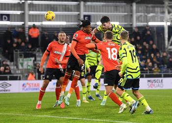 فيديو رغم أخطاء رايا رايس ينقذ آرسنال من فخ لوتون تاون ويقوده لفوز قاتل في الدوري الإنجليزي