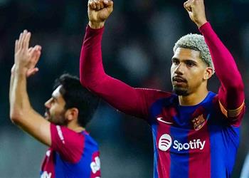 موقف أراوخو من المشاركة مع برشلونة أمام جيرونا رغم إصابة الوجه