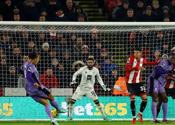 فيديو فان دايك يسجل هدف ليفربول الأول أمام شيفيلد في الدوري الإنجليزي