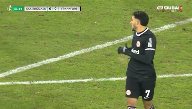 تصدي حارس مرمي زاربروكن يحرم عمر مرموش من تسجيل هدف لفرانكفورت