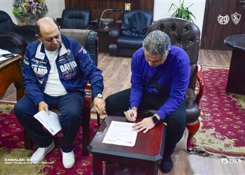 صور معتمد جمال يوقع عقود تدريب الزمالك مؤقت ا