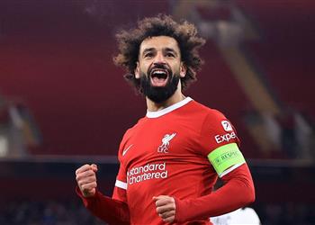 فيديو طفلة تفاجئ محمد صلاح بلاعبها الم فضل في ليفربول والأخير يتعجب من ردها
