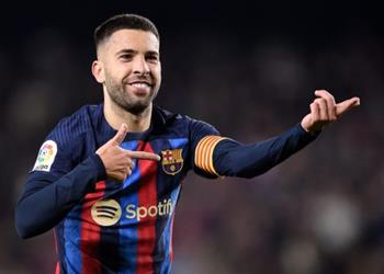 جوردي ألبا يعلن قراره بشأن مستقبله مع برشلونة ويعلق على منافسة ريال مدريد في الليجا