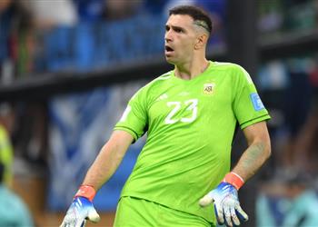 إيميليانو مارتينيز يفسر تصرفه المشين في كأس العالم ويعترف ميسي حذرني من ذلك