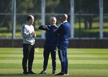 طبيب الأهلي يوضح تفاصيل اجتماعه مع كولر استعدادا لمباراة الهلال