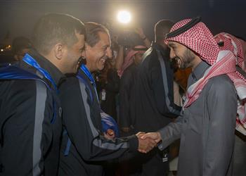 وزير الرياضة السعودي يستقبل بعثة الهلال بعد فضية كأس العالم للأندية