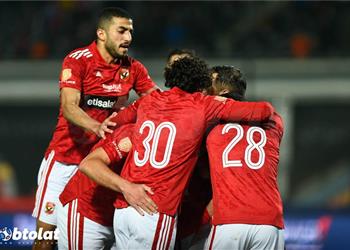 خاص الأهلي يقرر تجديد عقد ثلاثي الفريق