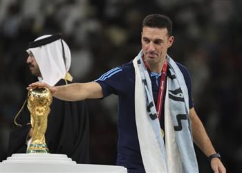 سكالوني يتخذ قرار ا نهائي ا بشأن تجديد عقده مع الأرجنتين