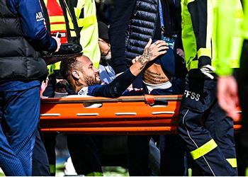 فيديو نيمار يتعرض لإصابة قوية ويغادر مباراة باريس سان جيرمان وليل