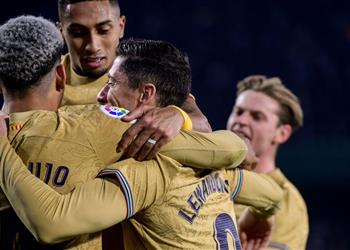 فيديو رافينها وليفاندوفسكي يقودان برشلونة للفوز أمام ريال بيتيس والابتعاد بصدارة الليجا