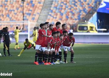 منتخب مصر للشباب بالقميص الأحمر أمام نيجيريا