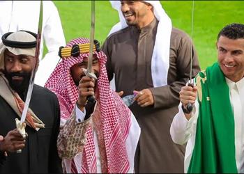 بالفيديو كريستيانو رونالدو يرقص العرضة بـ الزي السعودي في احتفالات النصر